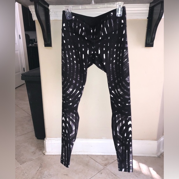 Lululemon black🖤🤍 and white marble pattern leggings - Picture 13 of 15